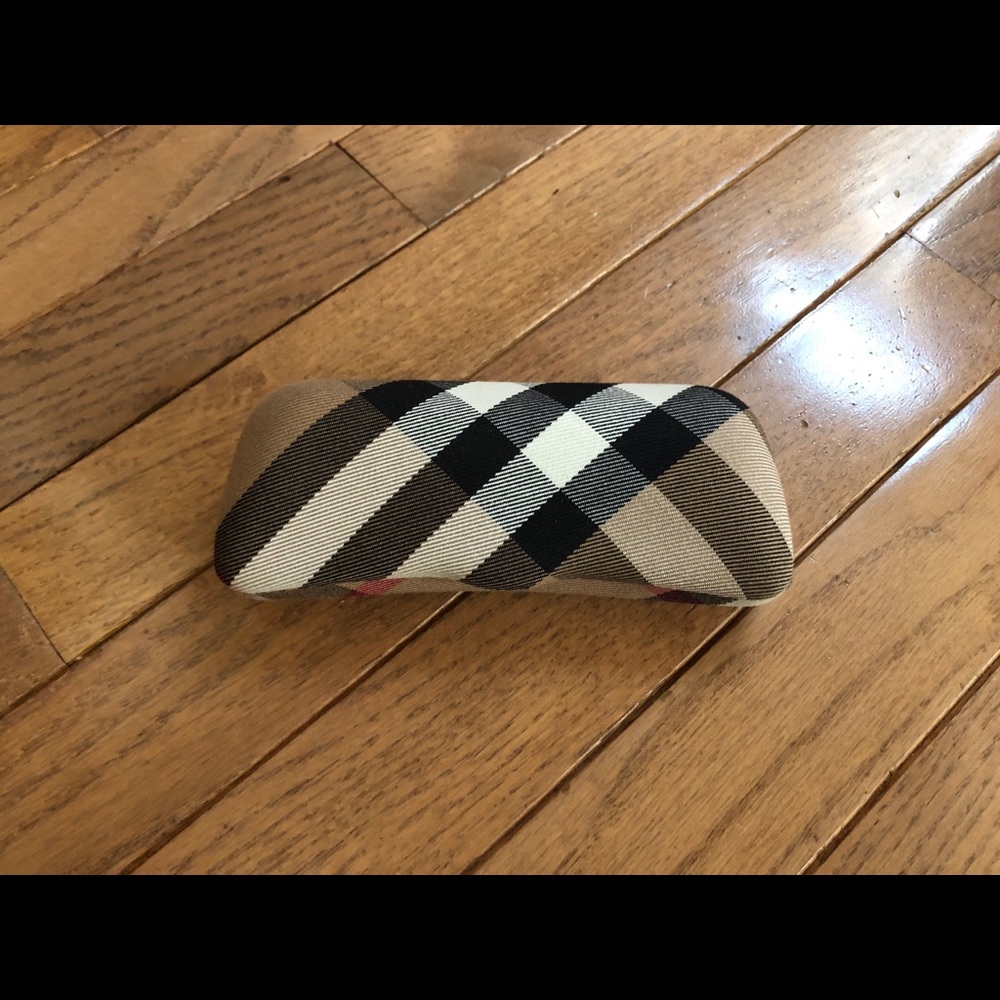 Women’s Burberry eyeglass sunglasses case